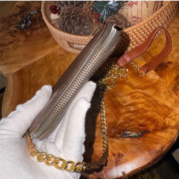 Louis Vuitton Atoll Organizer Wallet From the
2005 Collection
Taiga Leather - Picture 8 of 15